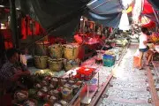 maeklong-train-market