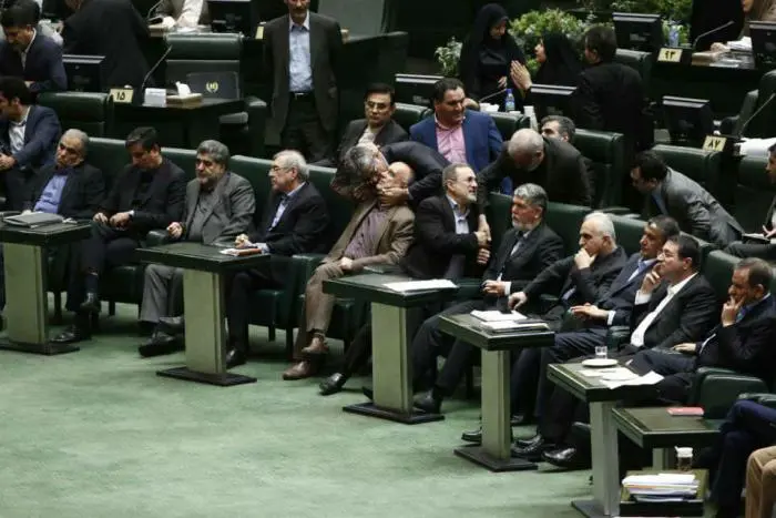 rai-etemad-majles1.jpg