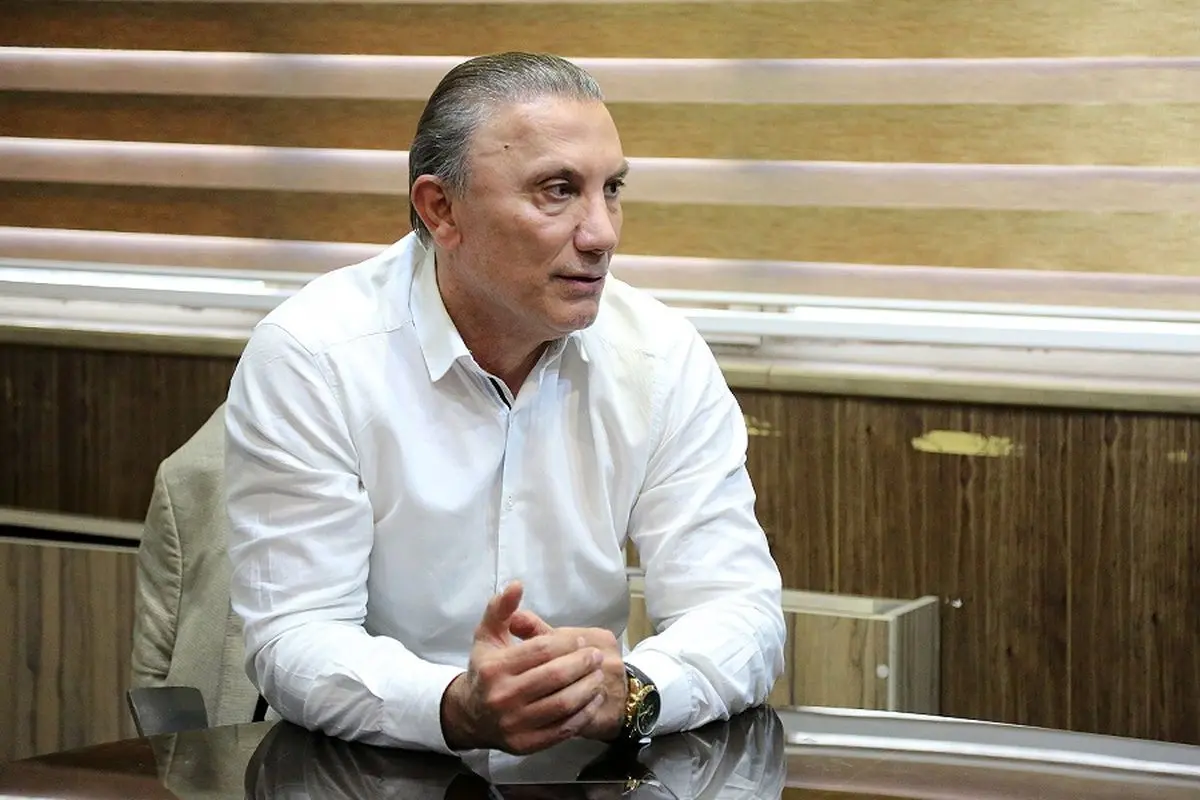 سرمربی جدید پرسپولیس با اولین پرواز می‌آید 2