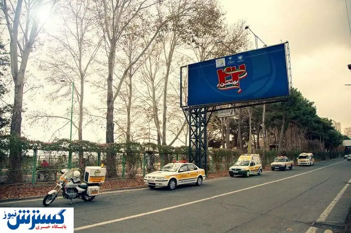همراهی امدادگران ایران خودرو با راهپیمایان ۲۲ بهمن