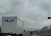  شکستن آینه ماشین پلیس توسط راننده مجنون! + فیلم