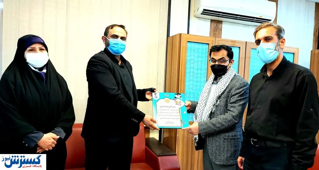تجلیل از مدیر روابط عمومی شرکت فولاد خوزستان