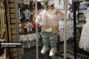 تصاویر/ بازار سرد پوشاک کودک در خیابان بهار 