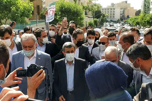 شوی تبلیغاتی احمدی نژاد مقابل وزارت کشور + عکس