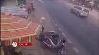 زنده ماندن معجزه آسای زن موتورسوار و فرزندش پس از تصادف با کامیون + فیلم