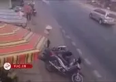 تصادف سنگین دو موتورسوار با یکدیگر/ فیلم