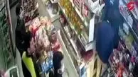 لحظه زورگیری مسلحانه در سوپرمارکت + فیلم