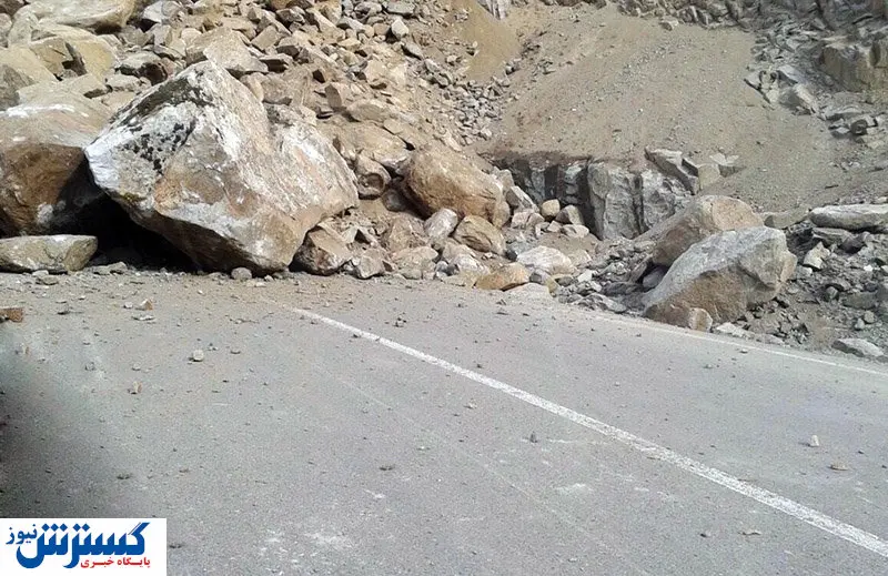 ریزش سنگ بر روی خودرو در جاده هراز