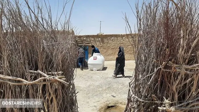 توزیع مخازن هزار لیتری آب در روستای کندوکه بخش هیرمند سیستان و بلوچستان