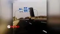 تصادف وحشت آور کامیون با تابلو راهنمای مسیر + فیلم