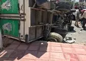 تصادف وحشت آور کامیون با تابلو راهنمای مسیر + فیلم