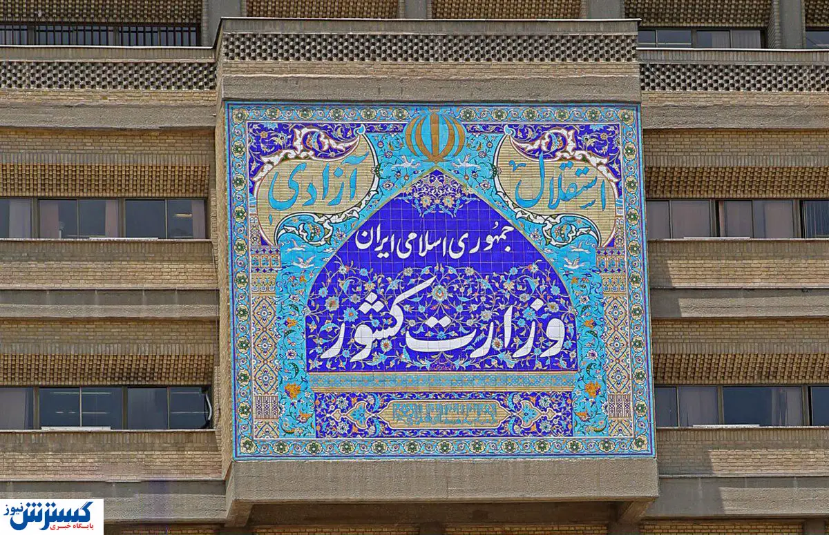 در کلیه شعب اخذ رای یک دستگاه رادیو یا تلویزیون روشن  باشد