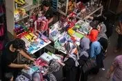 والدین برای خرید دفتر، مداد و کیف شرمنده فرزندان شدند