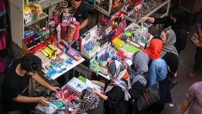 والدین برای خرید دفتر، مداد و کیف شرمنده فرزندان شدند