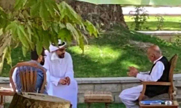 عکس لو رفته از دیدار خصوصی اشرف غنی با یک مقام اماراتی 
