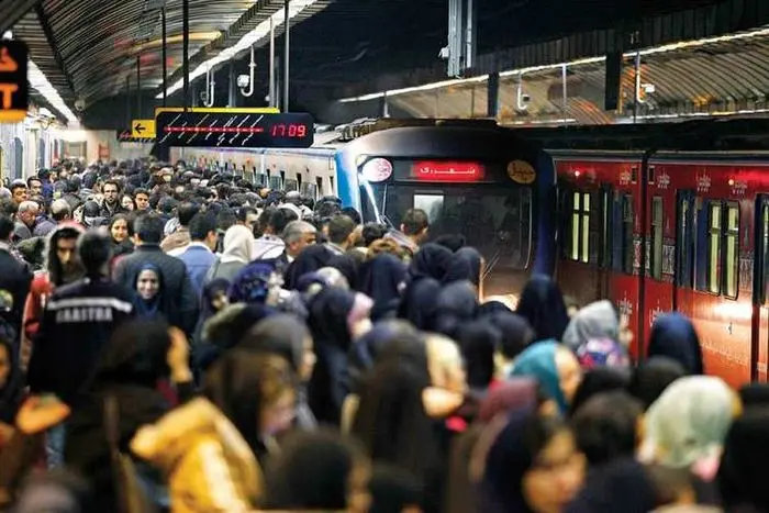 مترو مردم را کلافه کرد / تاخیر و عدم توقف دردسر تازه مسافران شهر زیرزمینی