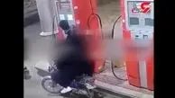 انفجار موبایل در پمپ بنزین/ ۲ جوان در آتش سوختند + فیلم