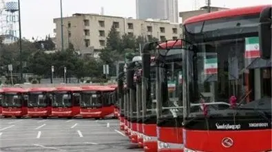 هنرنمایی تازه شهرداری تهران | BRT خط پایانه علم و صنعت - پایانه بیهقی با درب باز در حال حرکت است