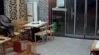حمله بوفالو به مردی در یک رستوران + فیلم