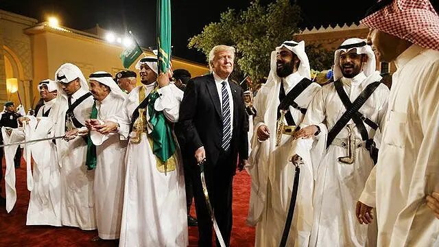 کلاه گشادی که سعودی ها سر ترامپ و خانواده اش گذاشتند