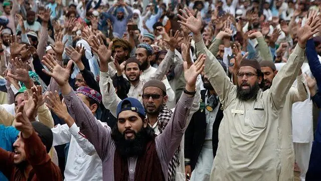معترضان در پاکستان نیروهای پلیس را گروگان گرفتند 