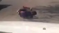  سقوط دردناک یک مرد از روی سقف یک تریلی+ فیلم
