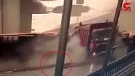 لحظه تصادف سه کامیون در جاده + فیلم
