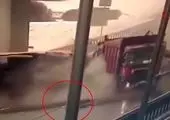 لحظه وحشتناک برخورد کامیون با کارگر + فیلم