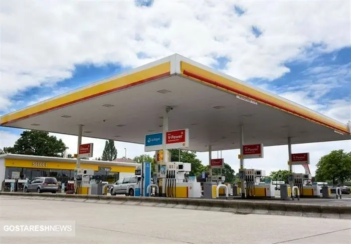 بازار داغ فروش بنزین آزاد در کنار جایگاه / قاچاق سوخت رونق گرفته است