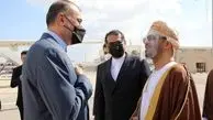 وزیر امور خارجه وارد عمان شد + عکس