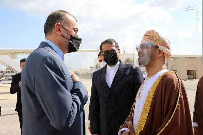 وزیر امور خارجه وارد عمان شد + عکس