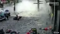 لحظه وحشتناک انفجار لوله‌های گاز در پیاده‌رو + فیلم