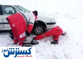 امدادرسانی به خودروهای گرفتار در برف