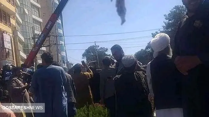 طالبان جسد ۴ اعدامی را در هرات آویزان کرد + عکس