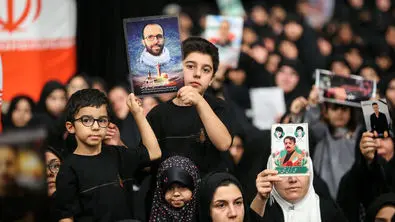 حضور رهبر انقلاب در مراسم بزرگداشت شهدای جنگ تحمیلی ۱۲ روزه + عکس