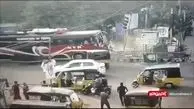 نجات معجزه آسای سرنشینان یک خودرو پس از مچاله شدنش/ فیلم