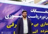 احمدی نژاد با شناسنامه اش پس از ثبت نام در انتخابات + تصاویر