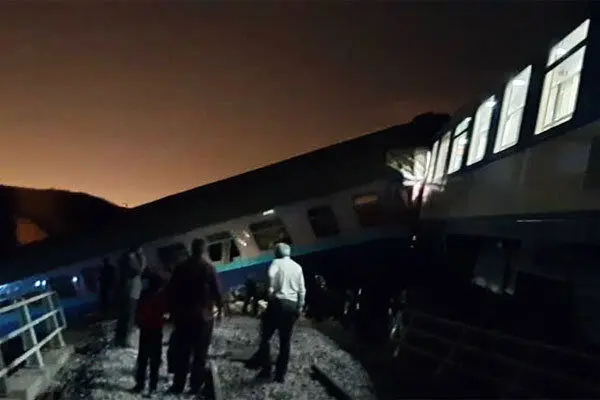 ۲۳ تن از مصدومین  برخورد قطار در قزوین به بیمارستان منتقل شدند