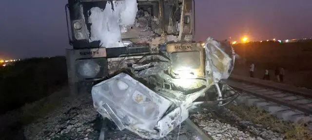  قطار در اهواز سواری پژو را نابود کرد/ ۳ نفر کشته شدند+تصویر
