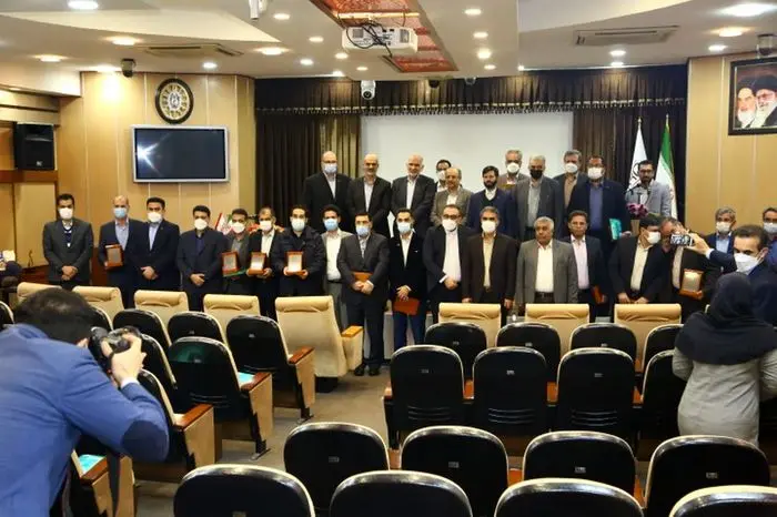 مراسم تقدیر در هشتمین جایزه ملی بهره وری معادن و صنایع معدنی ایران
