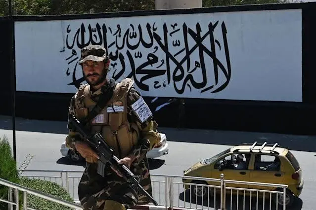 طالبان پرچم خود را در کاخ ریاست جمهوری افغانستان به اهتزاز درآورد + عکس