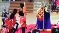 سقوط یکی از اعضای گارد سلطنتی در کنار تابوت ملکه + فیلم 