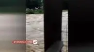 طغیان وحشتناک رودخانه شهامت مردم برای عبور از روی پل را گرفت