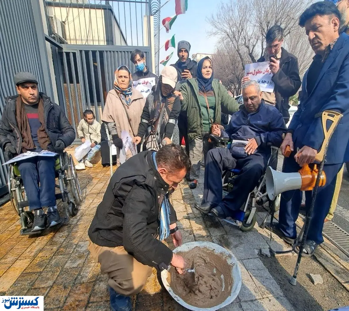 معلولان درب سازمان برنامه و بودجه را گِل گرفتند! + عکس