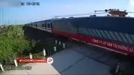 حادثه برای راکب موتور روی ریل راه آهن + فیلم