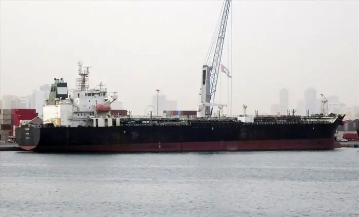خلع پرچم ۴ نفت‌ کش به دلیل نقض تحریم‌ های ایران