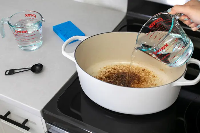 ۴ ترفند ساده برای تمیز کردن ظروف سوخته