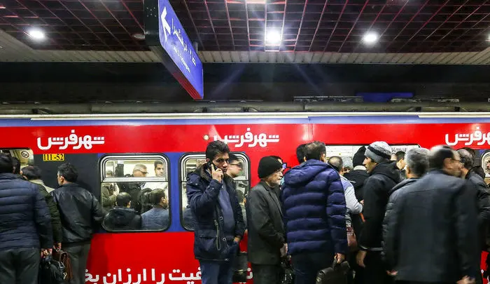 مسافران در مترو به دلیل کمبود جا دعوا می کنند