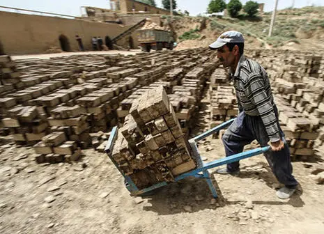 حقوق کارگران باید ۴۰ درصد افزایش یابد / دولت متناسب با تورم تصمیم گیری کند