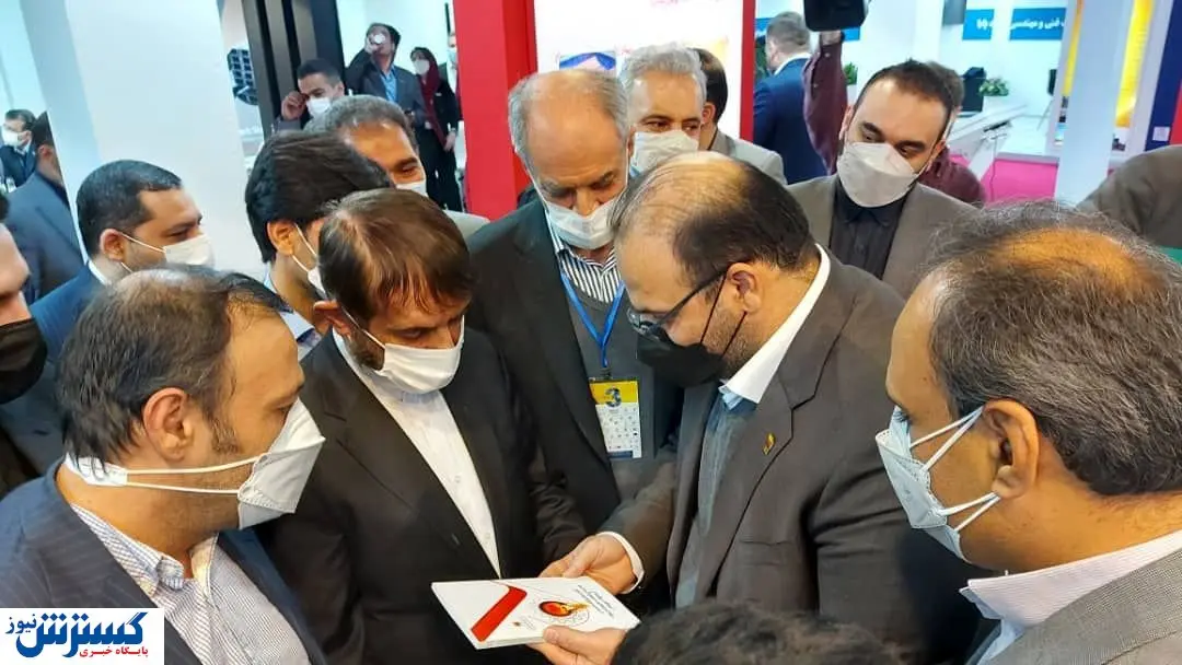 اهدای کتاب بومی سازی فولادخوزستان به دفتر اقتصادی مقام معظم رهبری